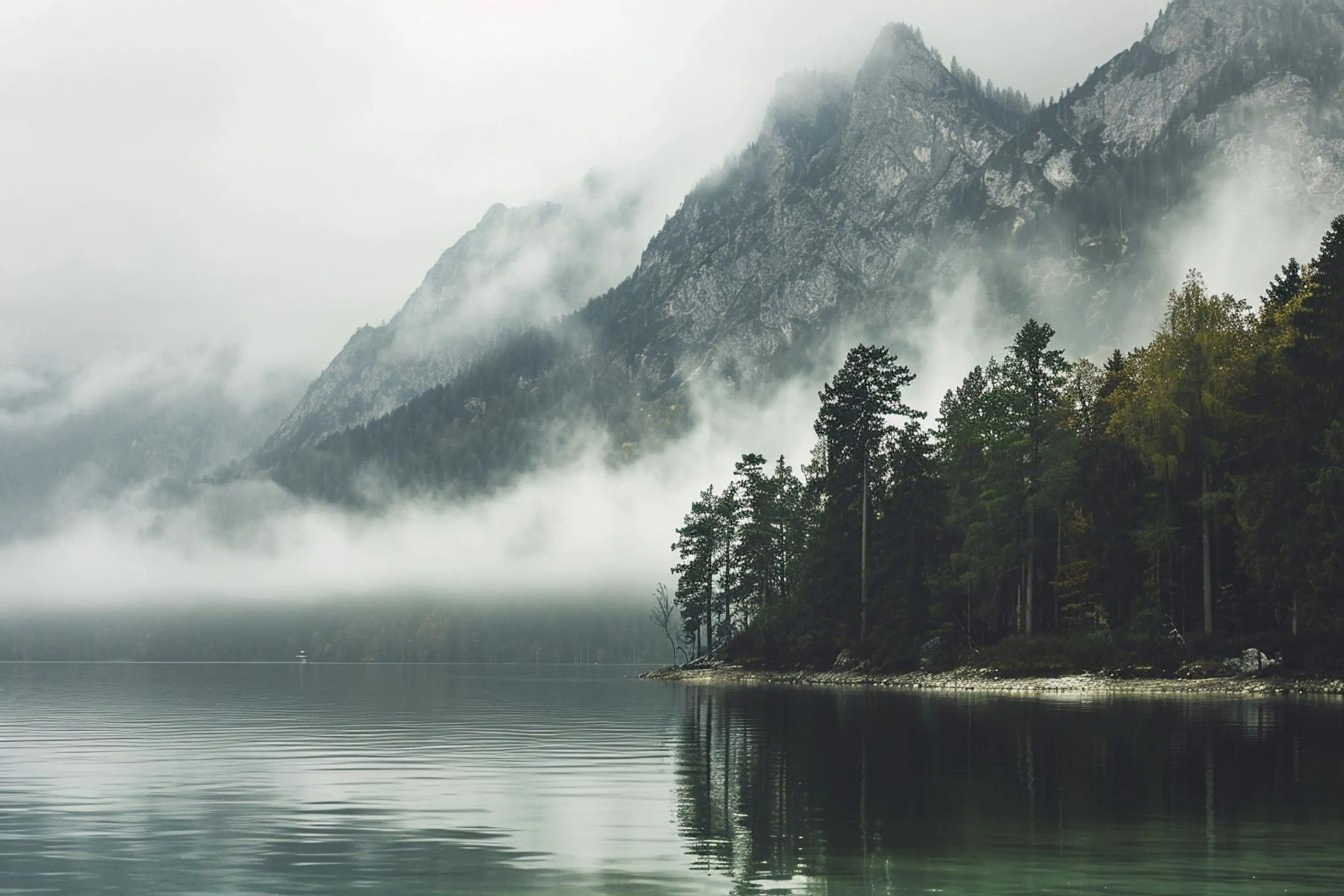 Fototapeta Górskie Jezioro – Alpine Serenity – górski krajobraz z jeziorem i mglistymi szczytami