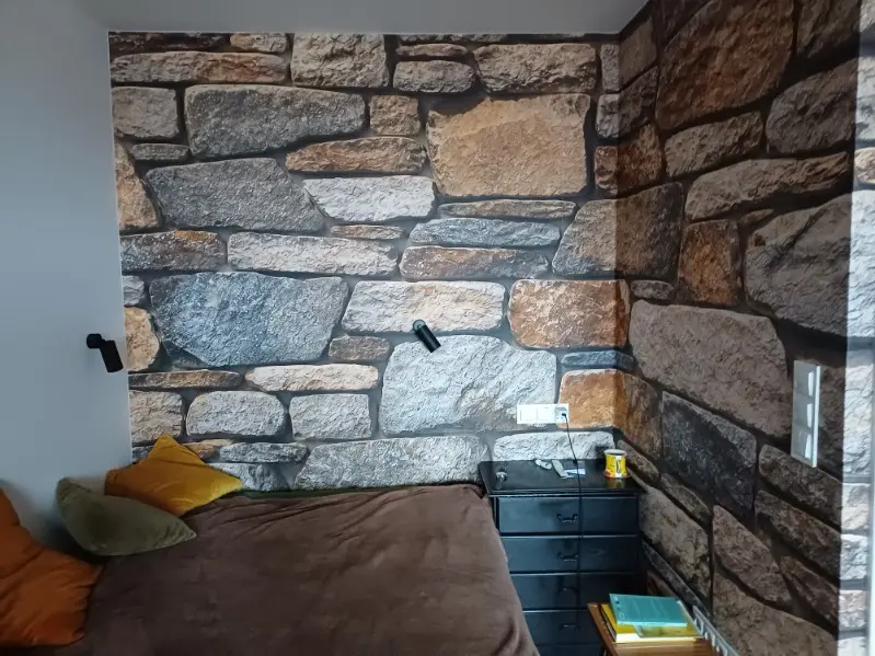 Realizacja fototapety Kamień Naturalny – realistyczny kamienny mur za łóżkiem w sypialni