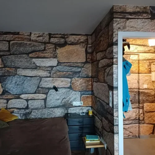 Realizacja fototapety z kamieniem naturalnym na ścianie w sypialni i przedpokoju