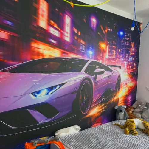 Realizacja fototapety z samochodem sportowym w pokoju dziecka – dynamiczny motyw auta na ścianie
